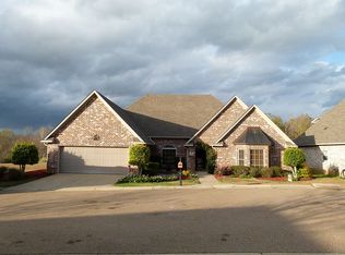 216 Charleston Dr, Vicksburg, MS 39180