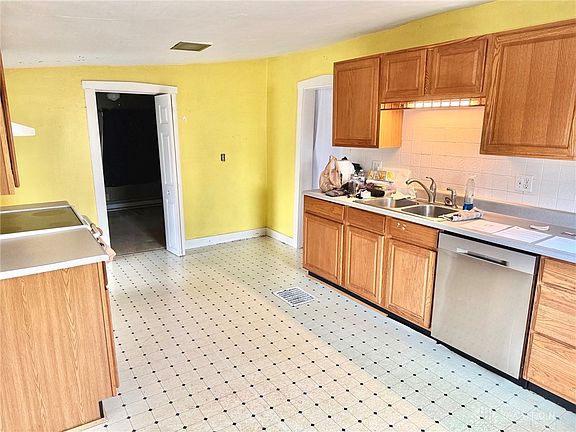 2nd image of 101 N Main St