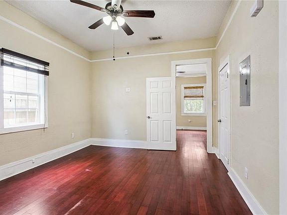 3rd image of 1002 Piety St