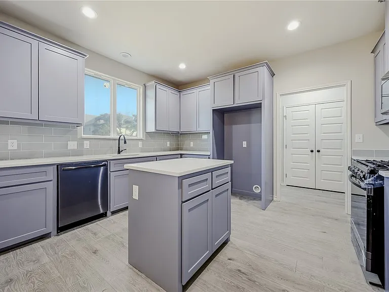 714 Mereet Dr — Photo 8