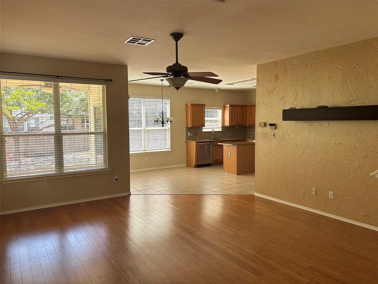 3 bed, 2.5 bath, 1772 sqft, $2,200 — Photo 4