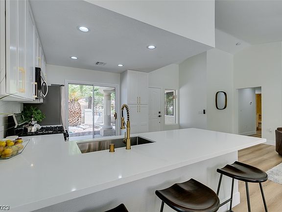 2nd image of 2421 Desert Butte Dr