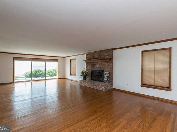 5th image of 400 Queens Ct