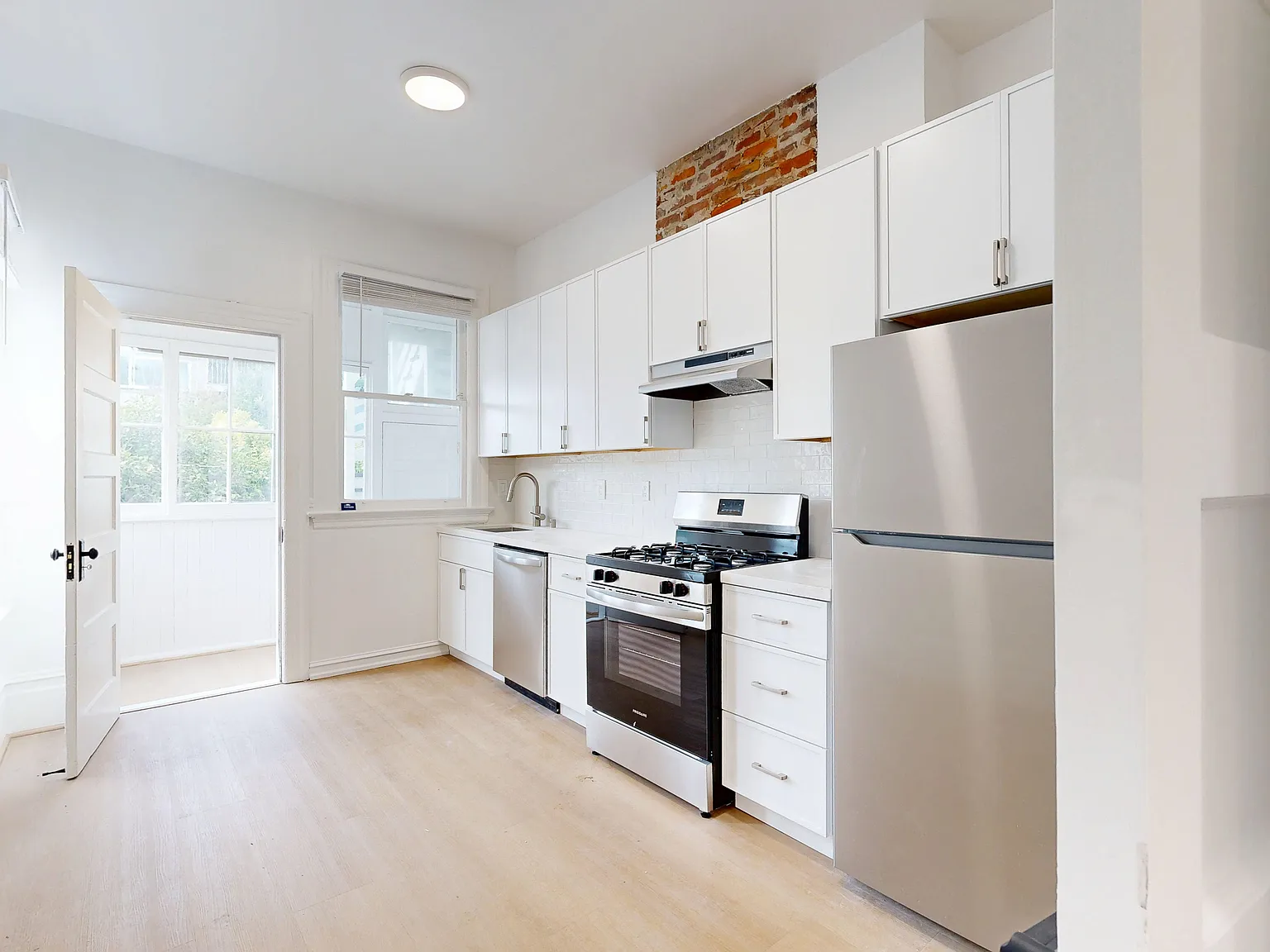 Spacious 3BR in North Beach | In-Unit Laundry | Pet Friendly — Photo 2