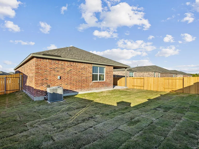 929 Emerson Dr — Photo 25