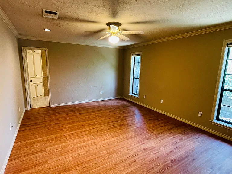 8706 Sandstone Dr — Photo 10