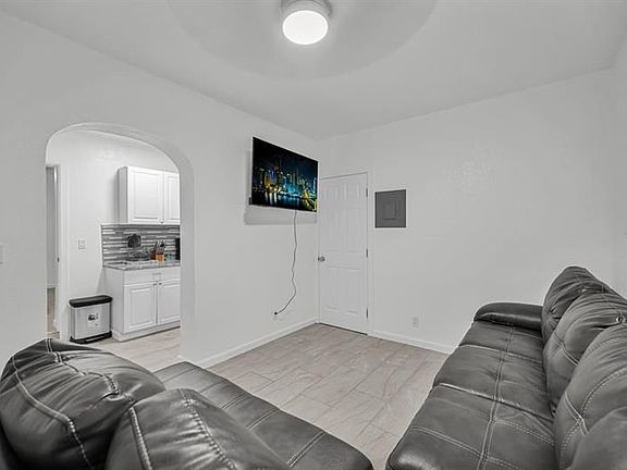 3rd image of 201 SE 23rd St APT 4