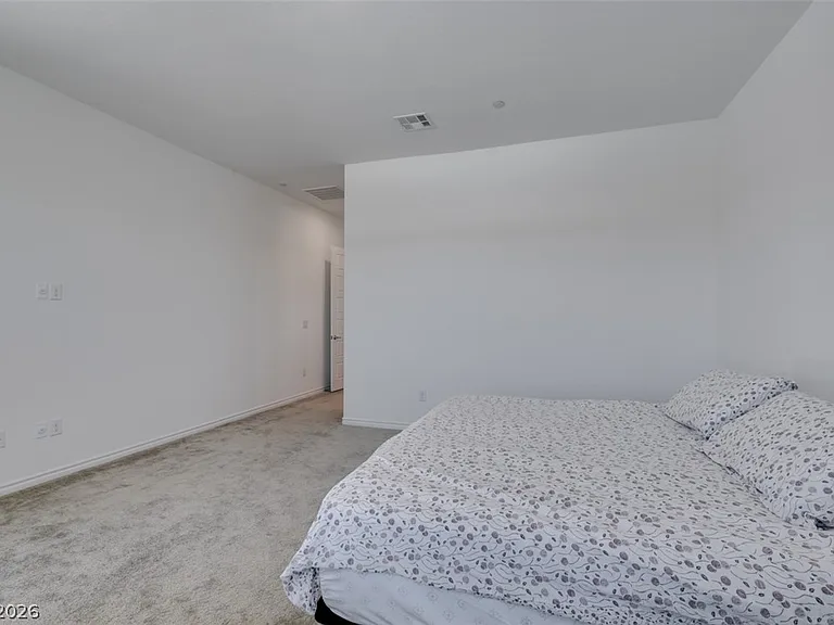 988 Edinburgh Fields Ct — Photo 32