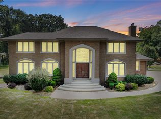 9281 Island Dr, Grosse Ile, MI 48138