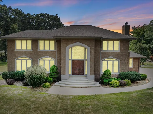 9281 Island Dr, Grosse Ile, MI 48138