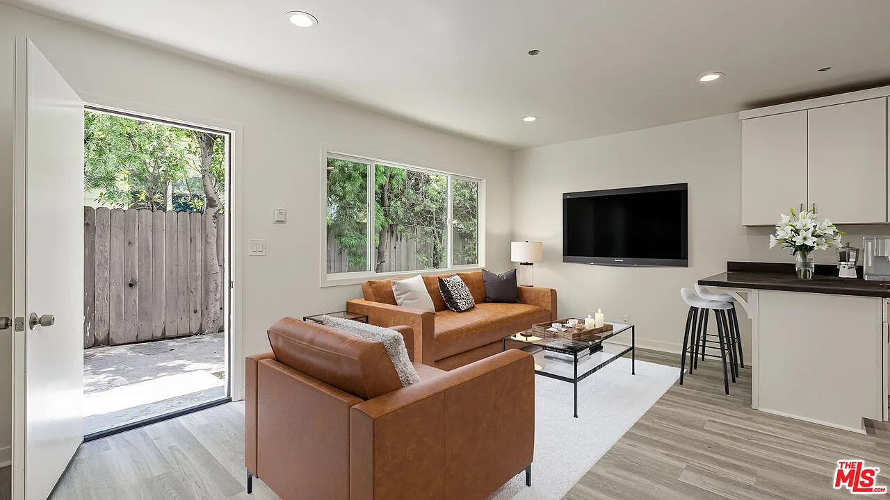 3 bed, 1.0 bath, 1100 sqft, $4,444 — Photo 3