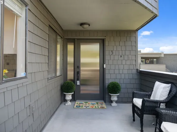 5620 S Riverside Ln APT 3, Portland, OR 97239