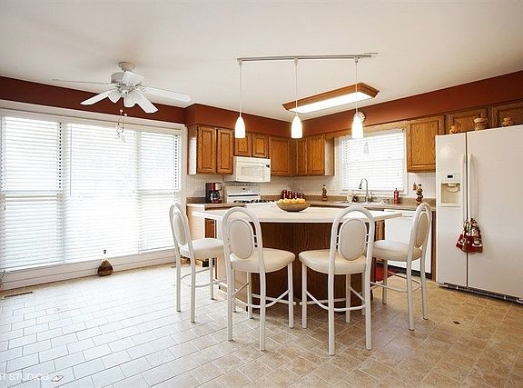 4th image of 870 Stonehurst Dr