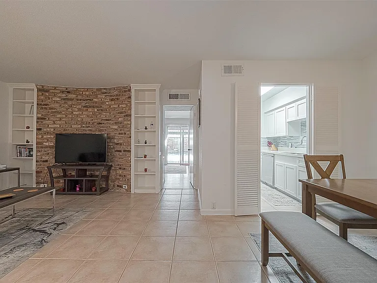 2201 Fountain View Dr #9 — Photo 6