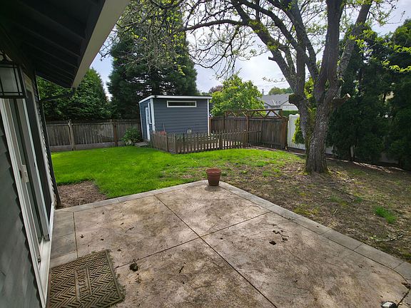 5th image of 3842 NE Lincoln St