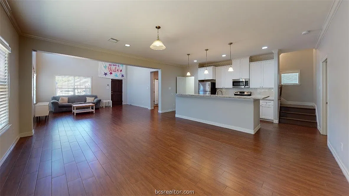 5 bed, 4.5 bath, 3001 sqft, $4,950 — Photo 4