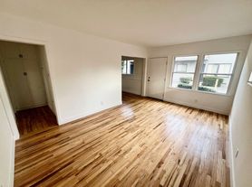 6100-6106 Woodman Ave