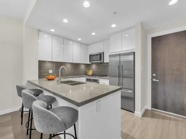 255 W 1st St #315, North Vancouver, BC V7M 3G8