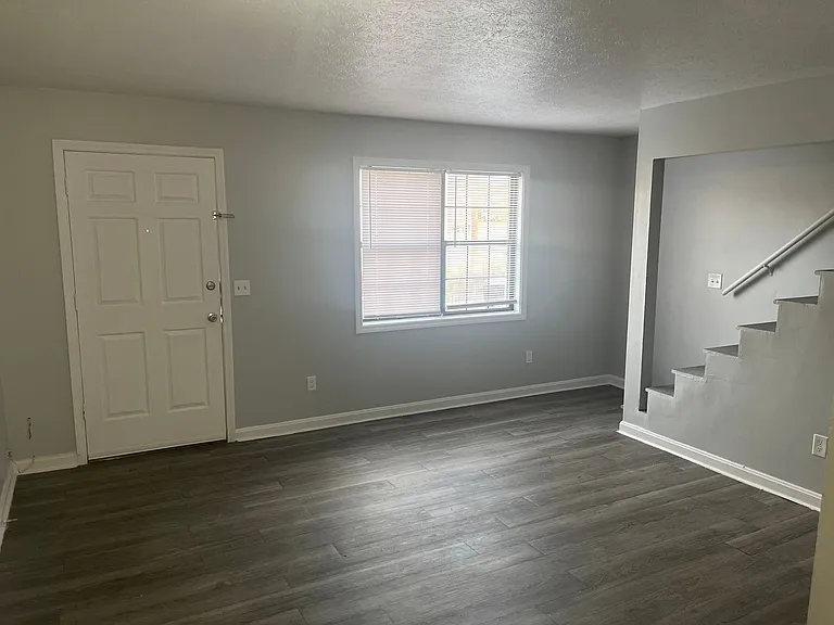 204 Michelle Ave — Photo 1