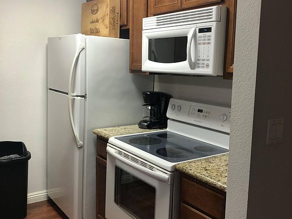 5th image of 4157 Menlo Ave