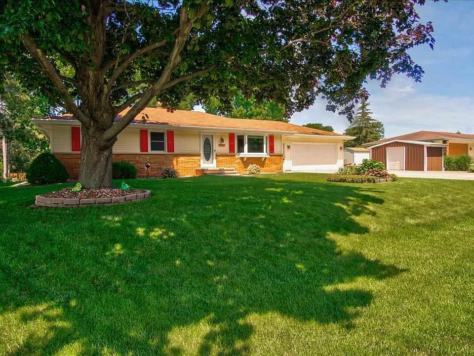 1622 square foot Ranch home on .39 acres.