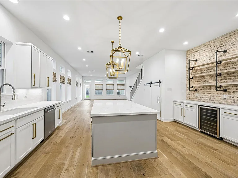 921 W 21st St — Photo 13