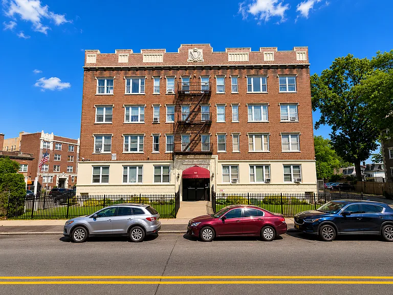 146 N Grove St — Photo 2