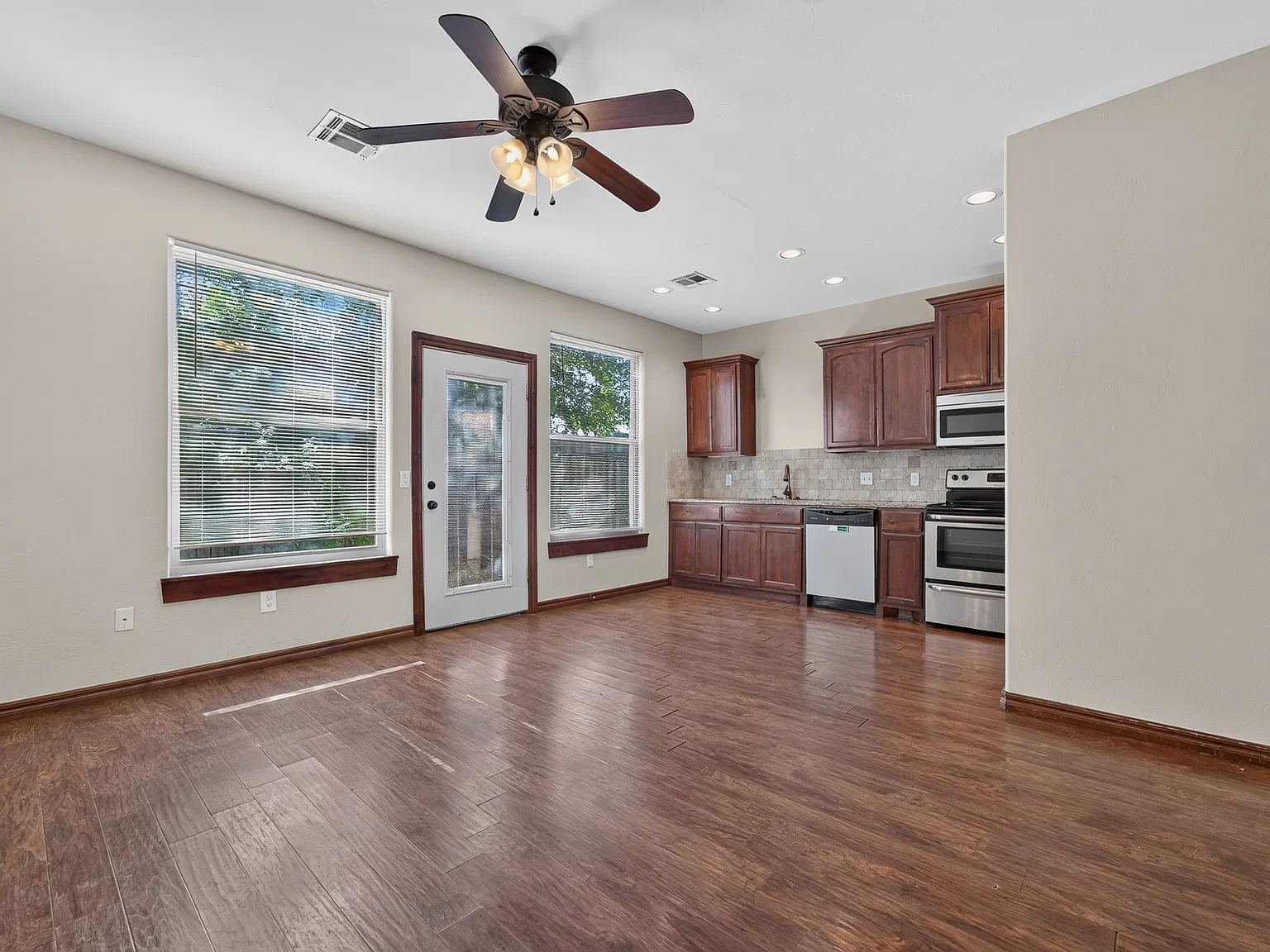 2 bed, 2.5 bath, 1200 sqft, $1,225 — Photo 3