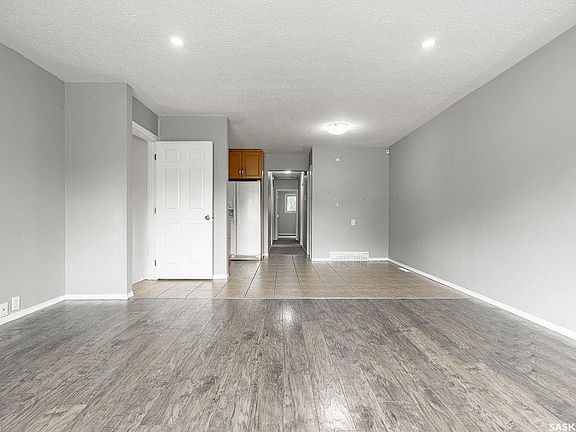 4th image of 92 Davidson CRESCENT