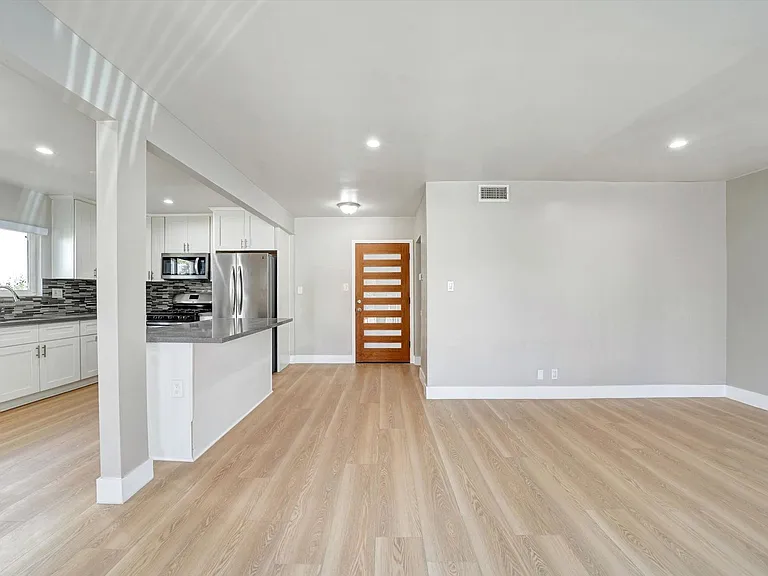 2040 S Sherbourne Dr — Photo 5
