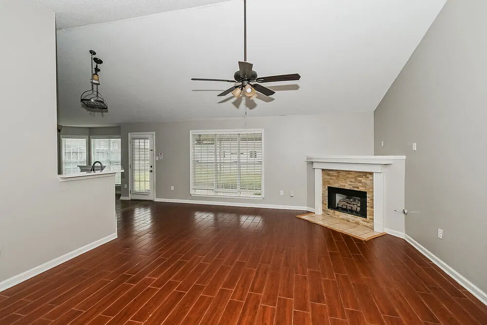 3 bed, 2.0 bath, 1621 sqft, $1,920 — Photo 4