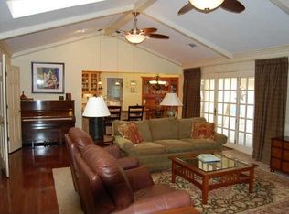 18 Country Club Ct, Pantego, TX 76013