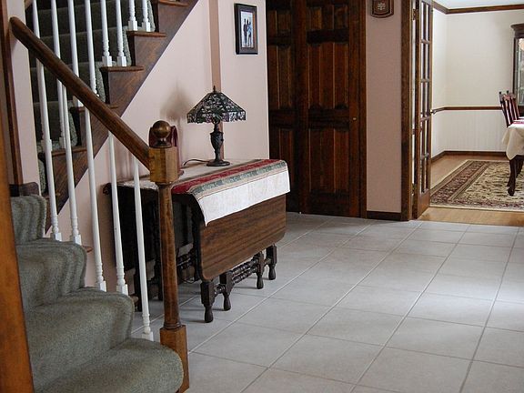 8'x15' front hall w/crown molding