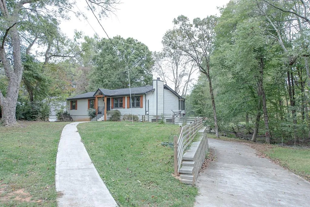 2702 Davenport Rd NW — Photo 2