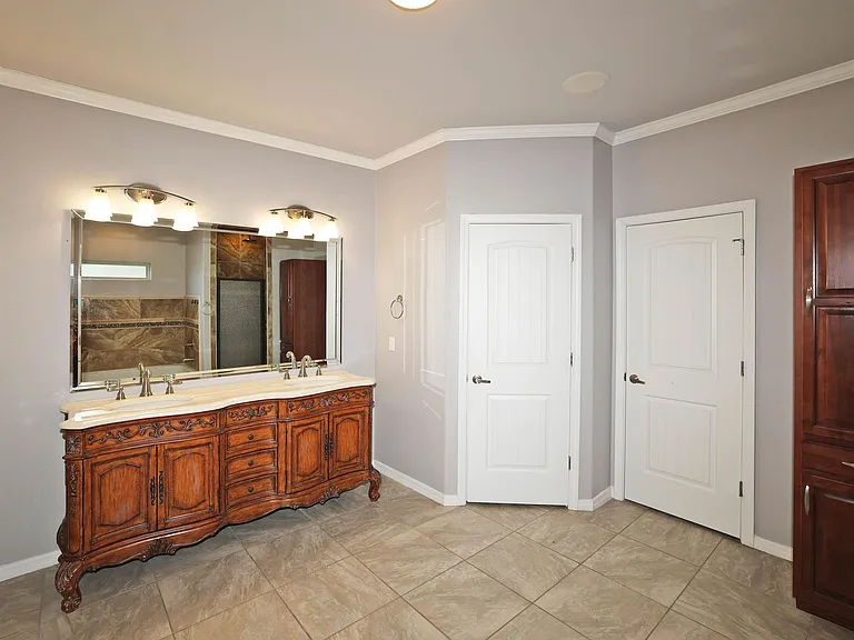 7501 Continental Pkwy — Photo 27