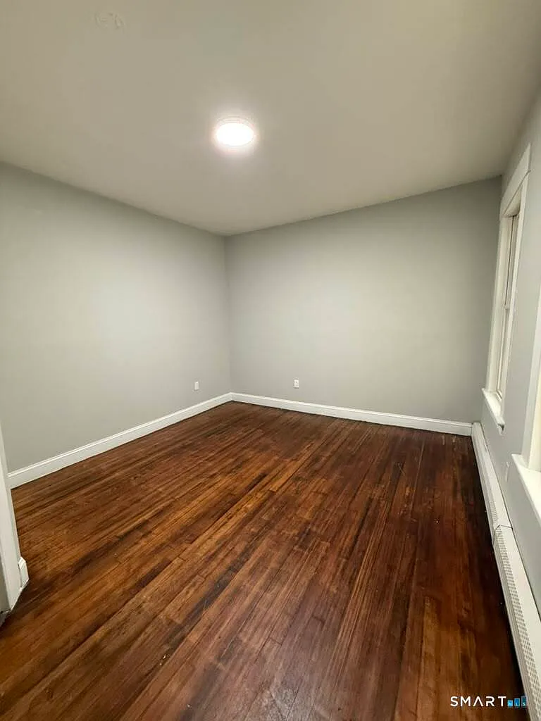3 bed, 1.0 bath, 3493 sqft, $2,300 — Photo 3