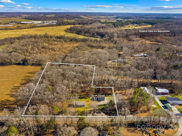 797 Chief Thomas Rd, Harmony, NC 28634