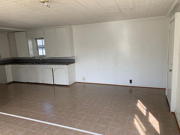3rd image of 302 N East St