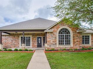 211 Red Wolf Ln, Red Oak, TX 75154