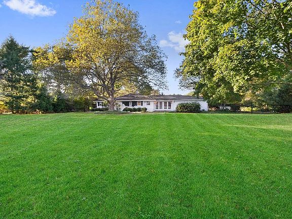 2nd image of 33 Apaquogue Rd