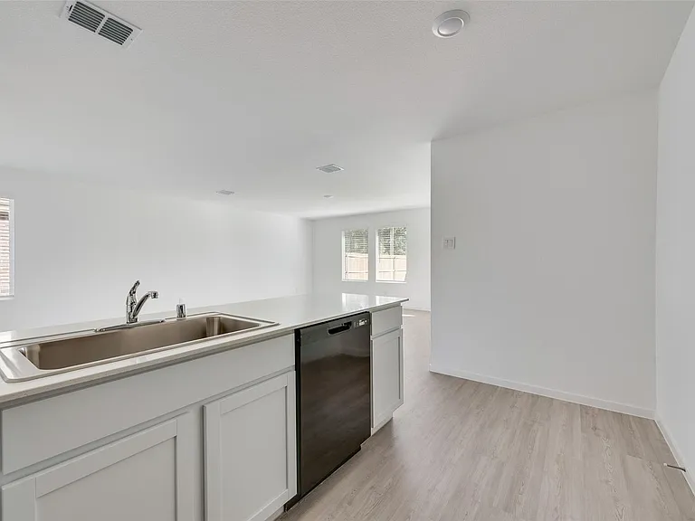 2037 Derby Ln — Photo 6