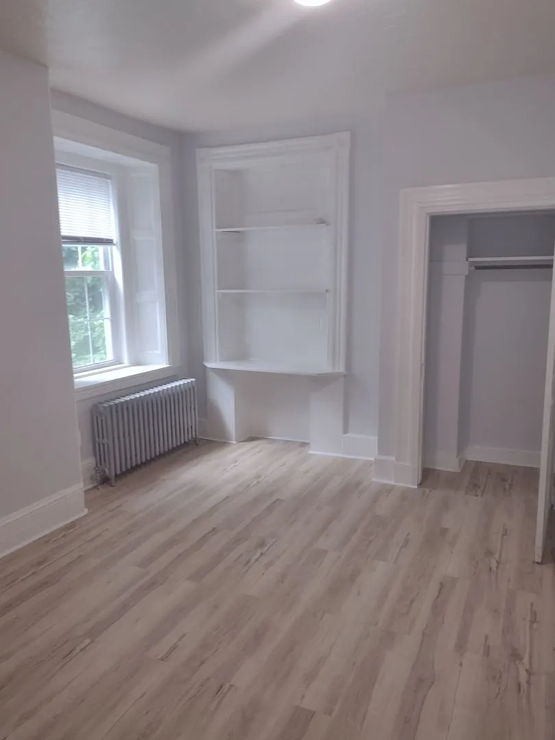 233 W Queen Lane — Photo 3