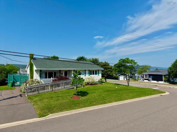 39 Napean St, Pt Hawkesbury, NS B9A 2E5