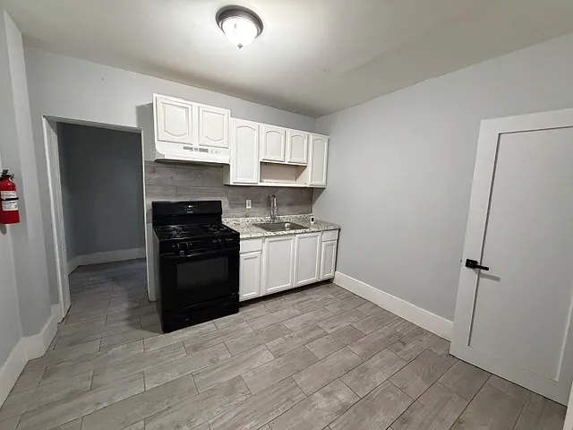 708 E Madison St — Photo 10