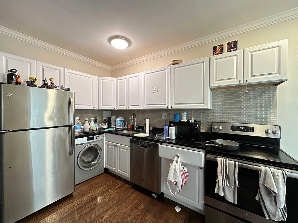 Building Photo - 3345 N Marshfield Ave #703