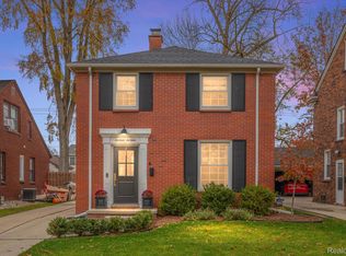 1616 Roslyn Rd, Grosse Pointe Woods, MI 48236