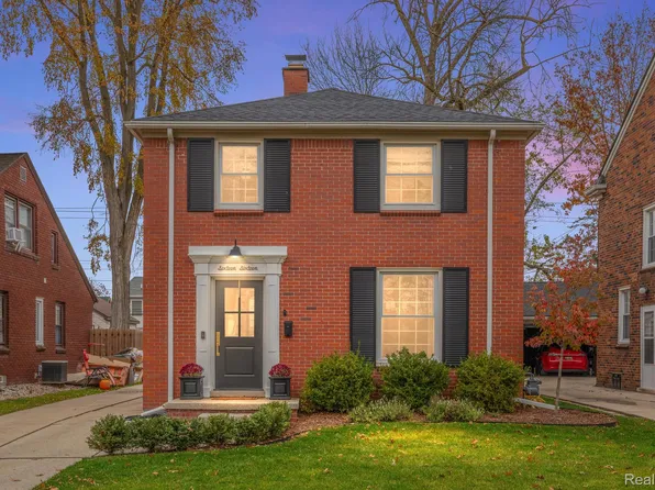 1616 Roslyn Rd, Grosse Pointe Woods, MI 48236