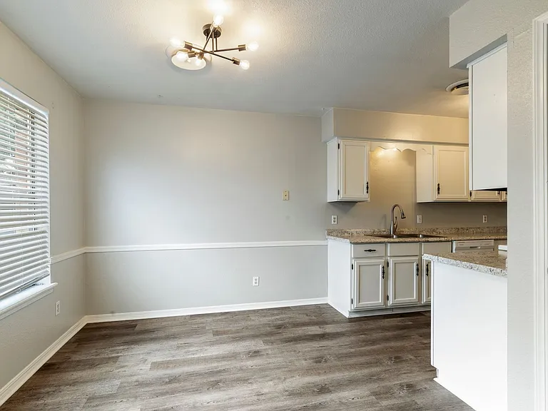 3220 E 47th St S — Photo 14