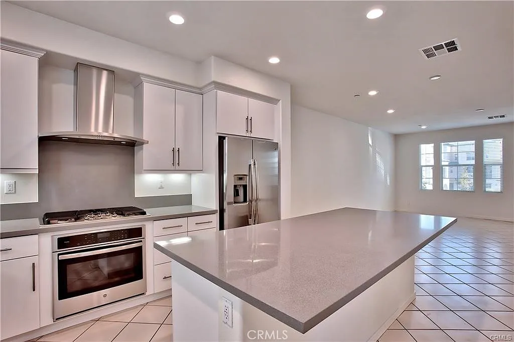 2 bed, 2.5 bath, 1694 sqft, $4,100 — Photo 3