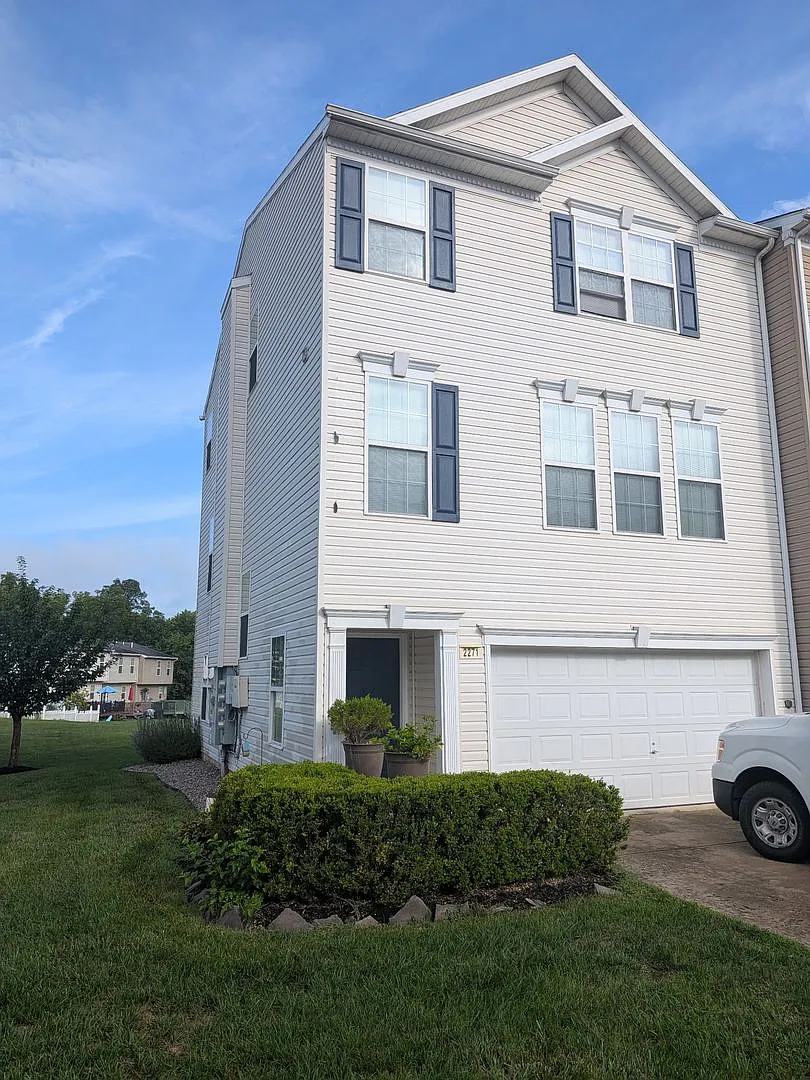 Spacious Townhome in West Manchester — Photo 1